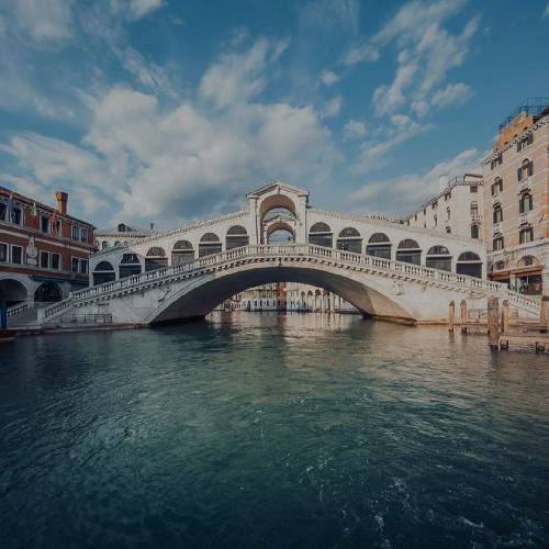 بانوی اول قلبم بی تو قشنگ نیستن شبهام بی تو من درگیر دردام تنها ترین مرد تنها